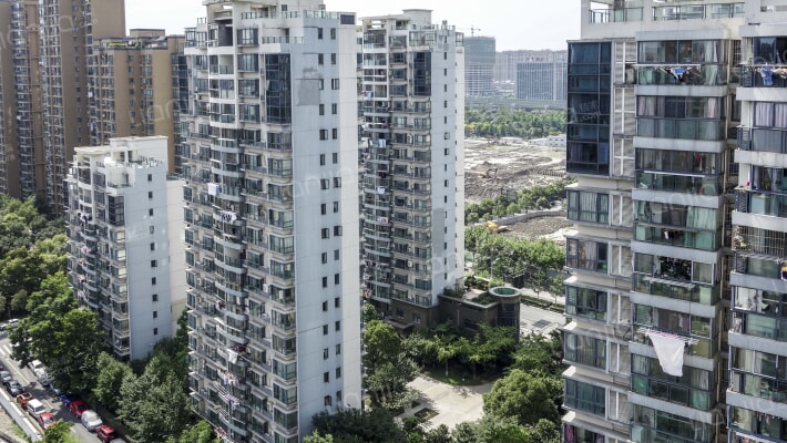 信步闲庭外景图