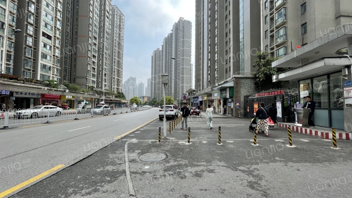 龙泉苑街外景图