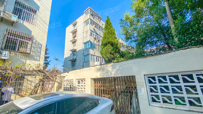 城建学校宿舍外景图