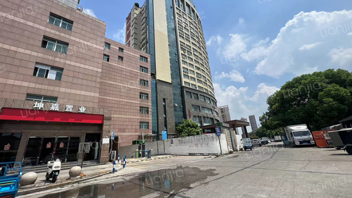 国服大厦外景图