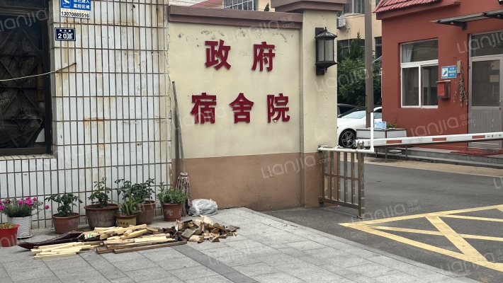 胶州政府宿舍院外景图