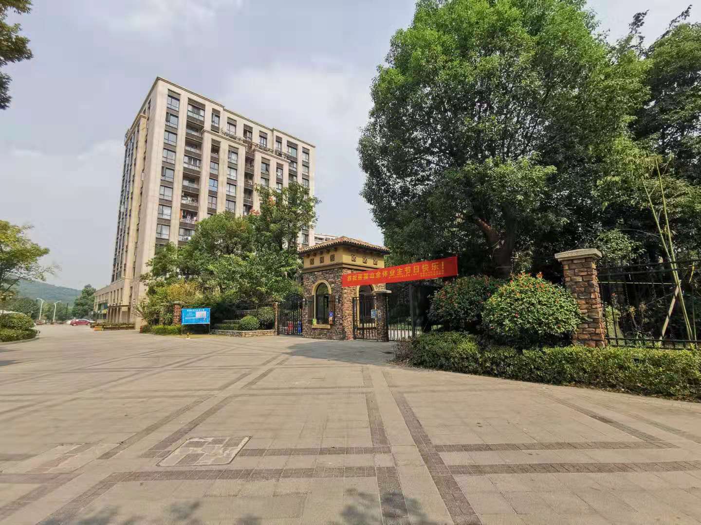 融科瑷骊山小区实景 21