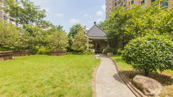 阳光春城外景图