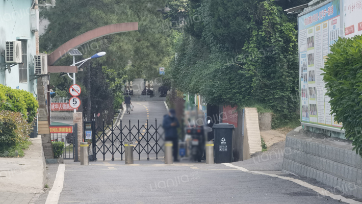 南望山小学外景图