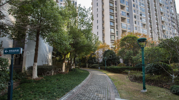 晶蓝上城外景图