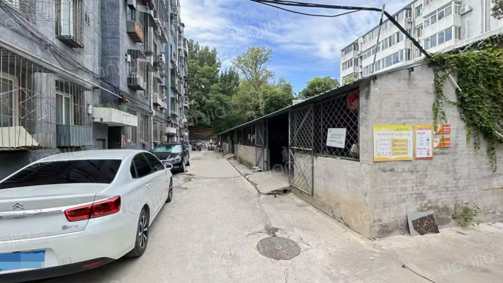 顾册教师楼外景图