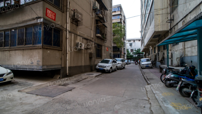 文化路102号院外景图