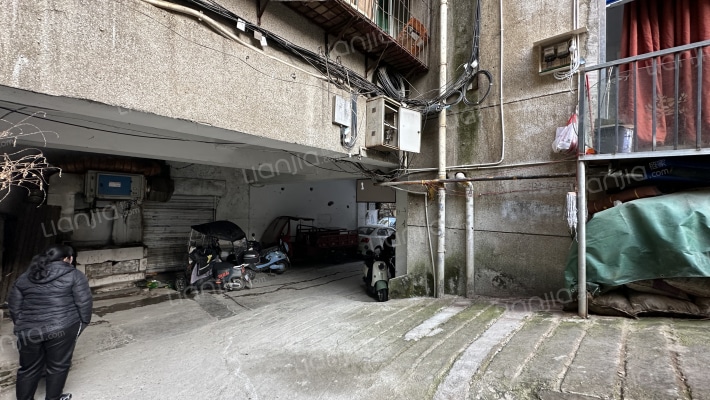 新添商贸楼外景图