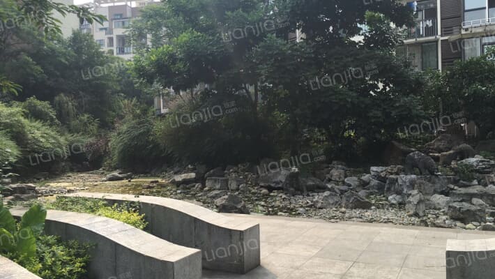 棠湖泊林小镇外景图