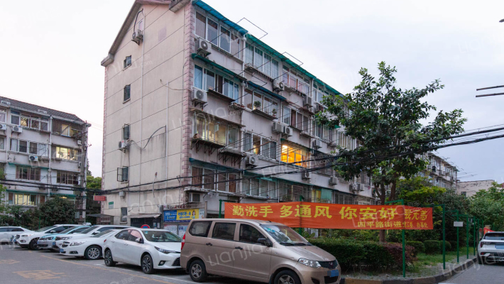 鞍山三村外景图