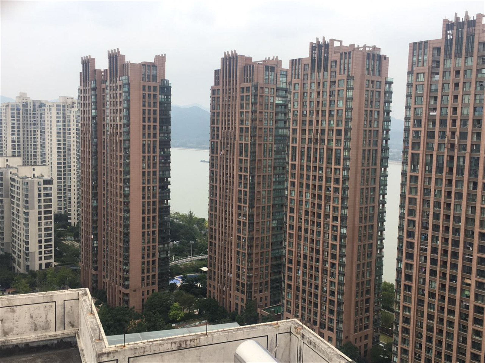 Rainbow Luxury compound photo 9