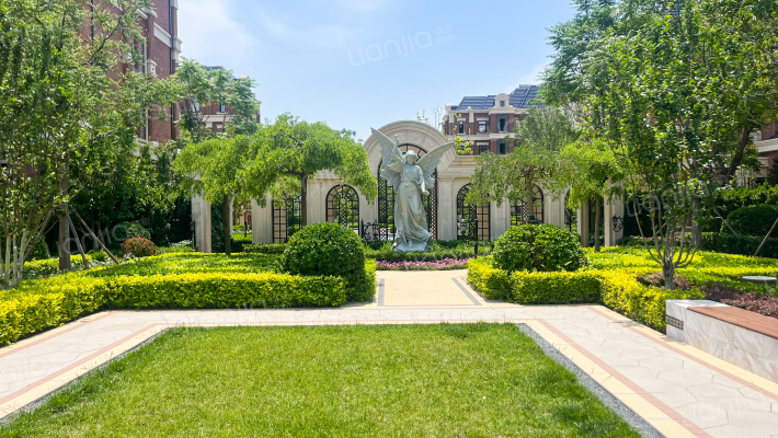 格调初晴外景图