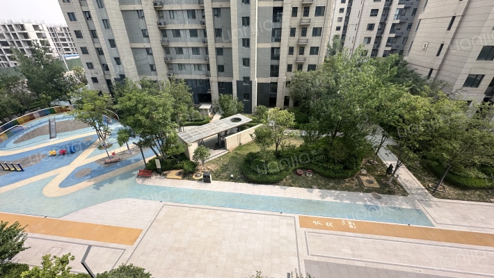 招商公园与湖外景图