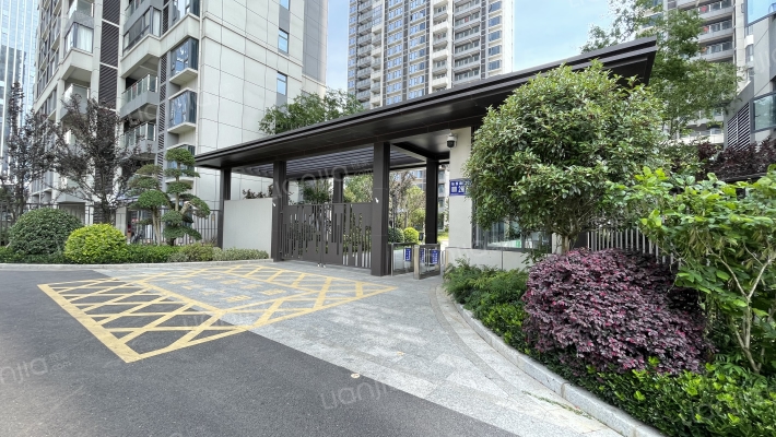 观山开磷城外景图