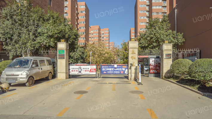 泰和苑小区外景图