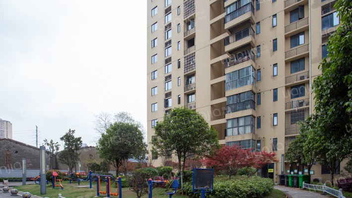 兴旺双铁城外景图