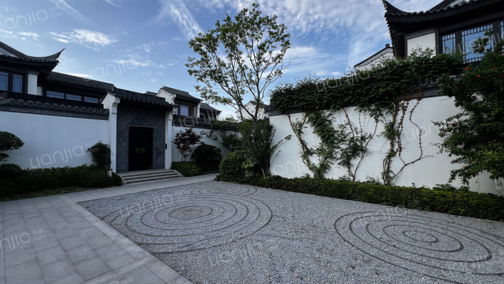 湖印宸山庄外景图