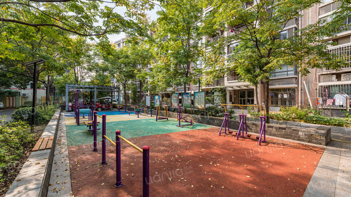 西郊九韵城外景图