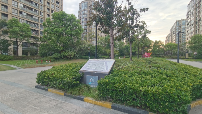 潮上云临南苑外景图