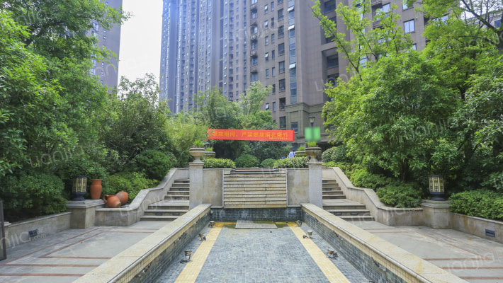 高速翡翠湖畔外景图