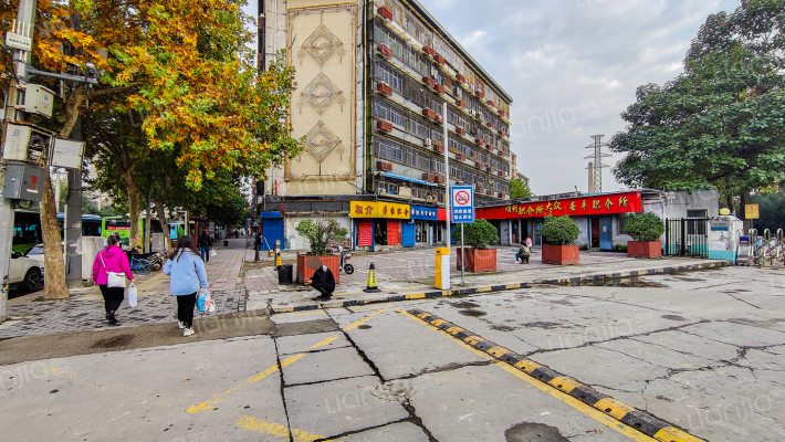 公交一公司家属院外景图