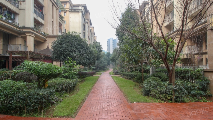 典雅依山郡外景图