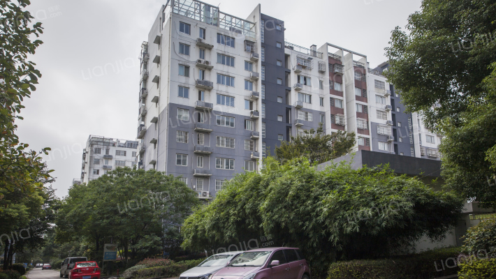 合家春天外景图