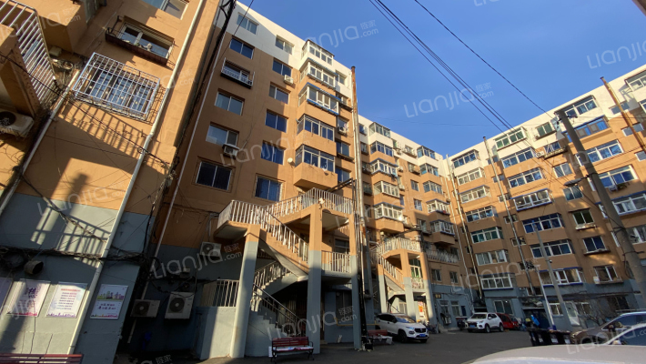 边墙小区外景图