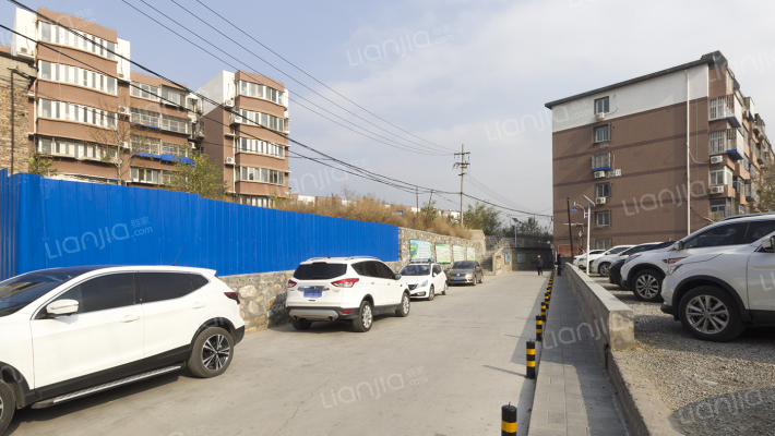 城子西街外景图