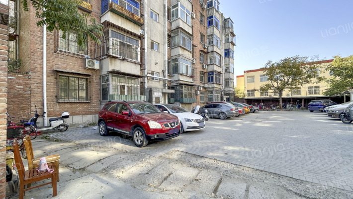 沙河中心小学家属楼外景图