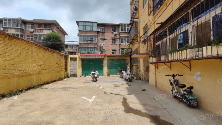 企业委家属楼外景图