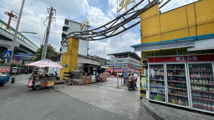 升华汽配城外景图