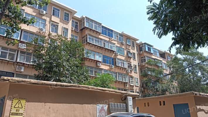 邮专学校宿舍外景图