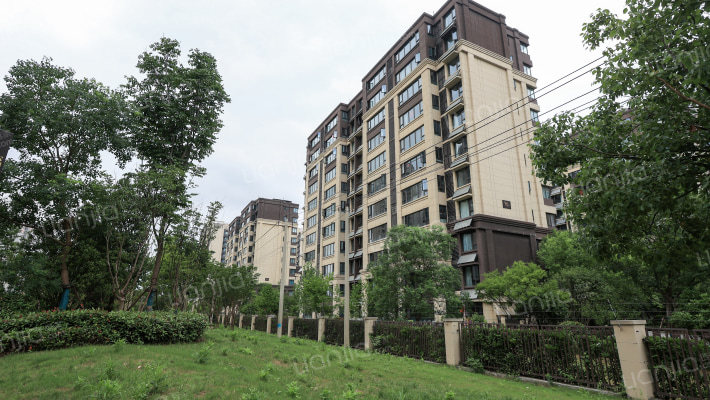 龙湖龙誉城东区外景图