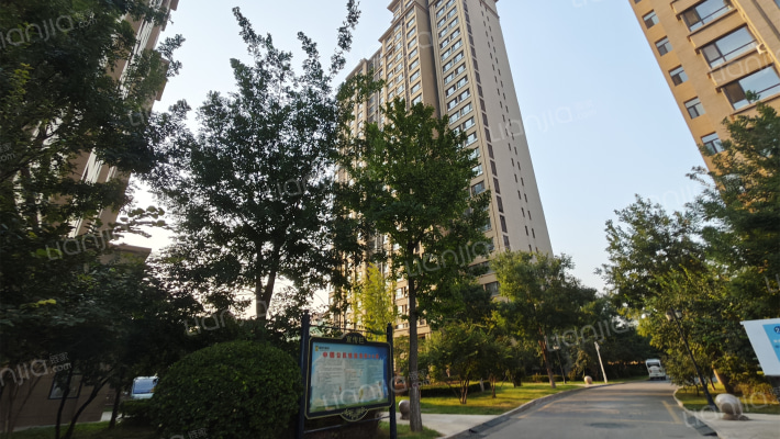 厚德福城外景图