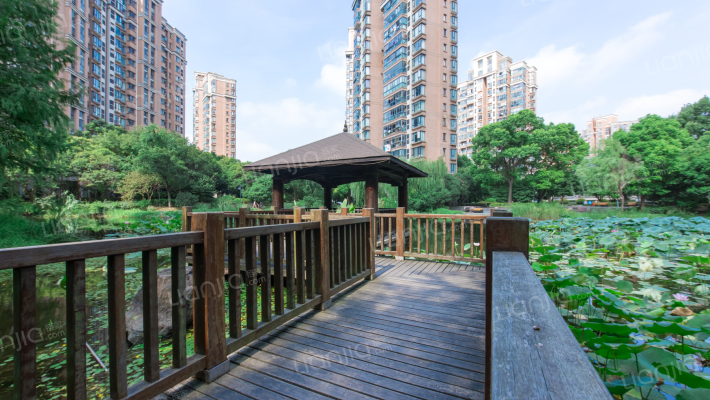 春申景城湖畔林语外景图