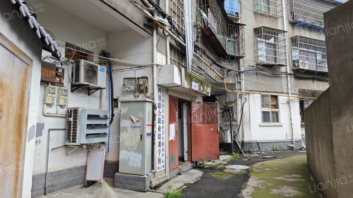 恩威楼家属院外景图