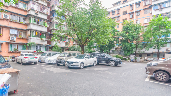 龙山中学外景图