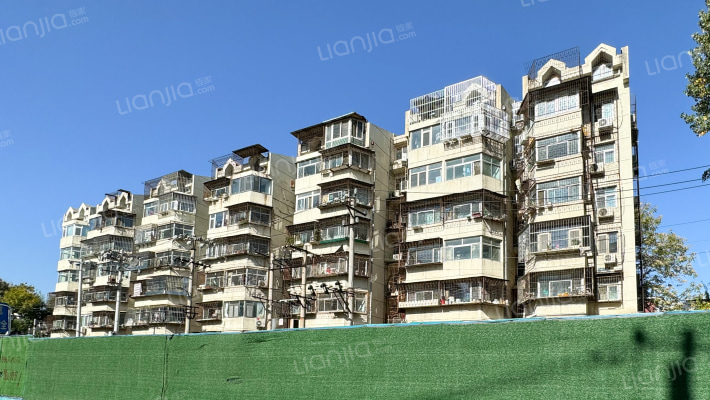 桃杨路教师楼外景图