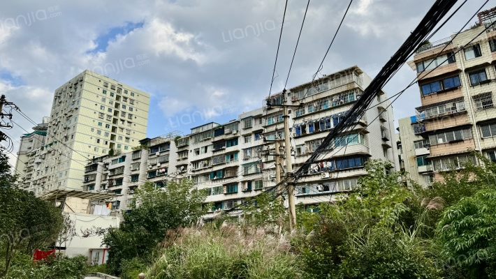 贵乌中路229号楼外景图