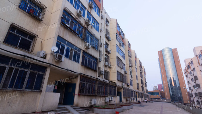 中保住宅楼外景图