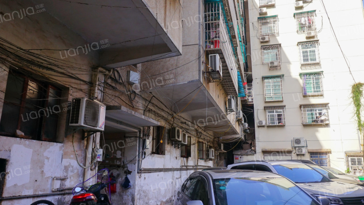 新中路商住楼外景图