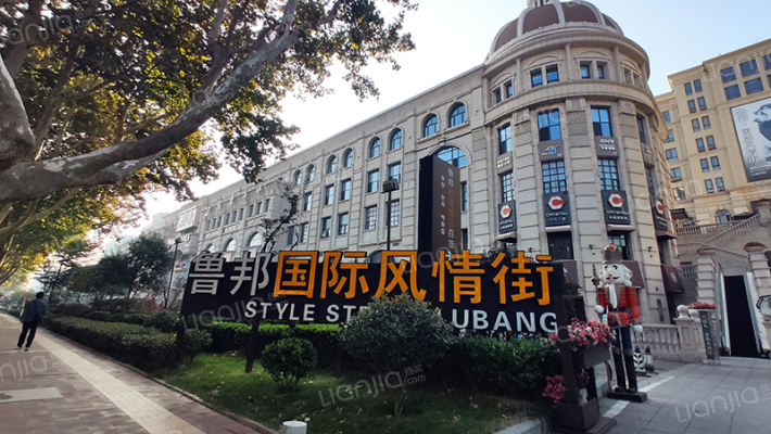 鲁邦国际风情街外景图