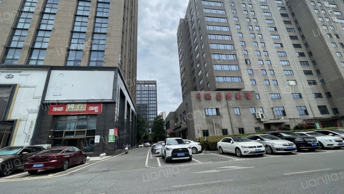 财富广场外景图