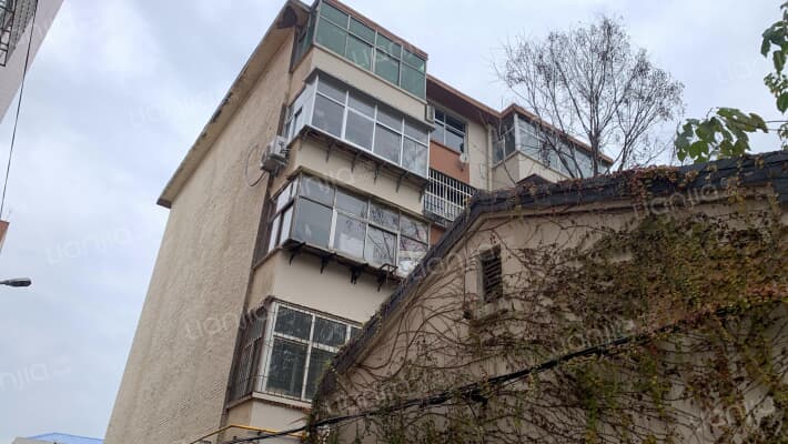 旧法院家属楼外景图