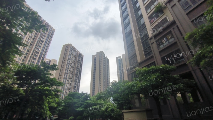 山湖海上城外景图