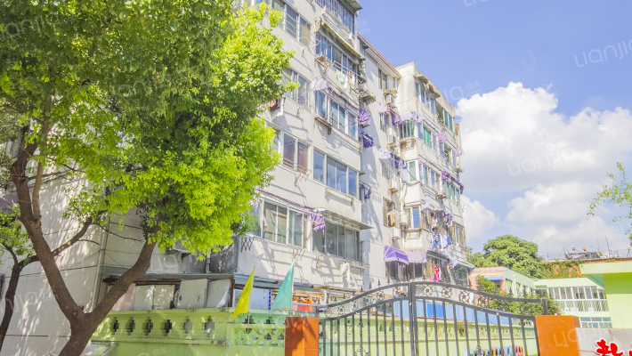 教师南村外景图