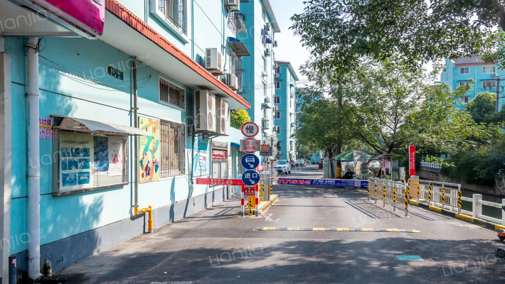 汇龙公寓东区外景图