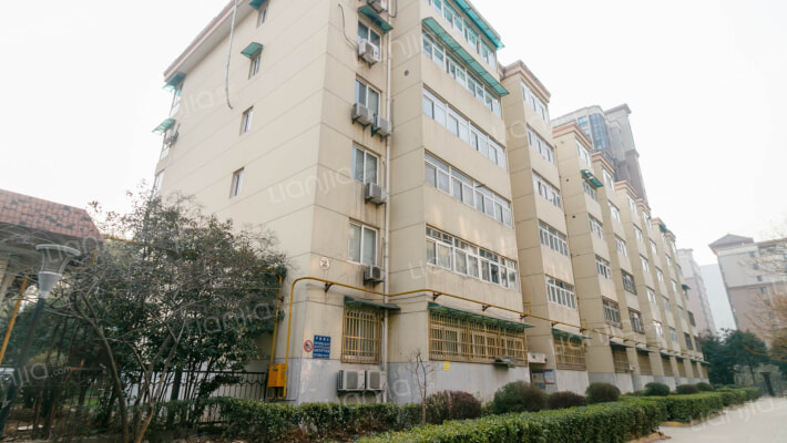 曲江水厂家属楼外景图