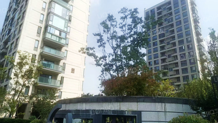 春芳满庭外景图